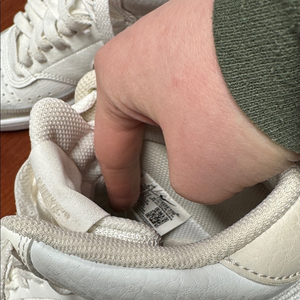 Nike sneakers size 6.5 // 031519 - Picture 2 of 3